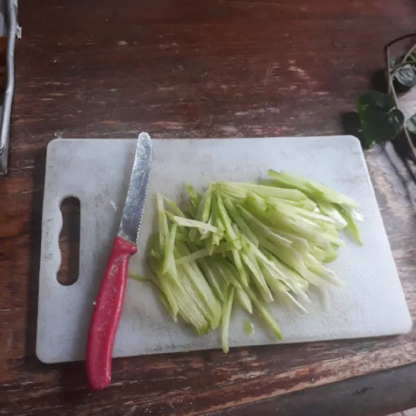 Kupas labu siam, iris tipis.
