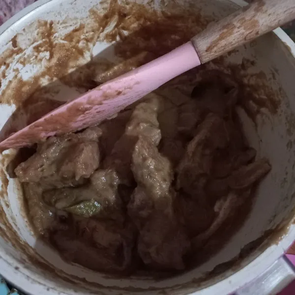 Masak hingga daging empuk dan kuah habis.