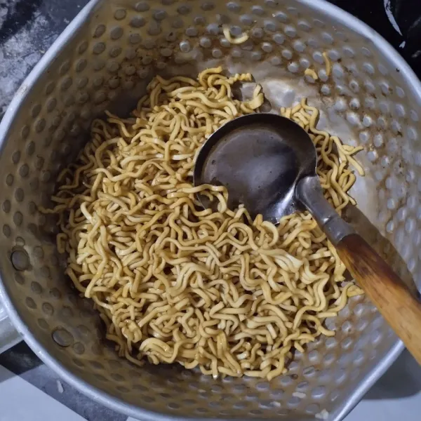 Campurkan mie dengan kecap manis, garam, lada dan kaldu bubuk. Aduk rata.