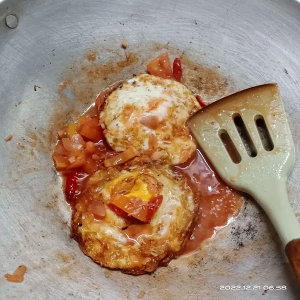 Masukkan telur, aduk rata. Masak sampai bumbu meresap dan kuah menyusut.