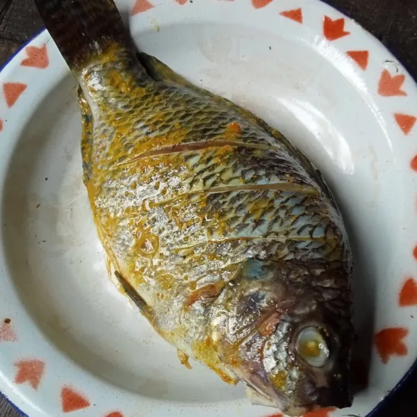Bumbui ikan sesuai selera, lalu goreng ikan sampai matang.