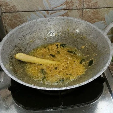 Tumis bumbu halus sampai matang.