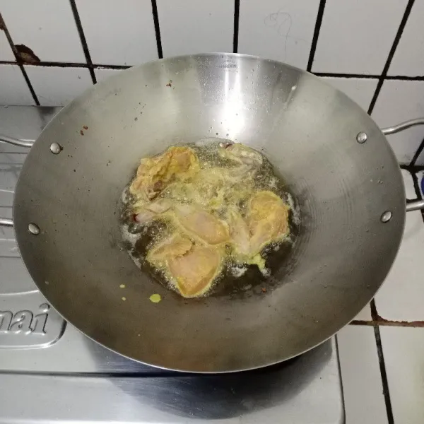 Panaskan minyak dan goreng ayam hingga kecokelatan.