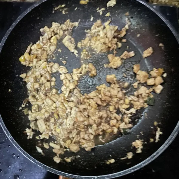 Masak hingga air menyusut dan semua matang. Sajikan dengan nasi tim.