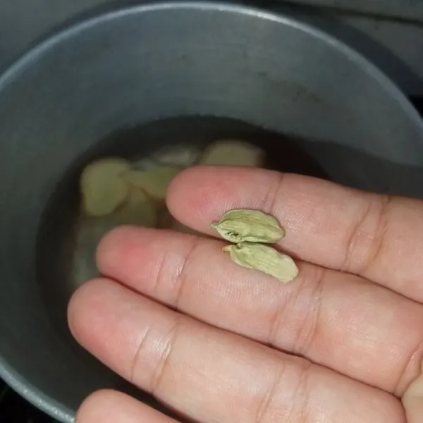 Masukkan kayu manis dan kapulaga.