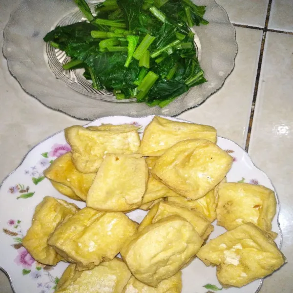 Ambil tahu dan sawi yang sudah matang, taruh di atas nasi.