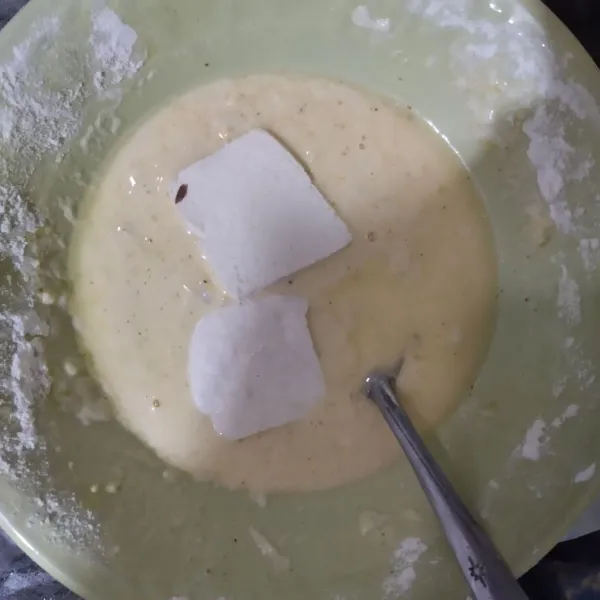 Celupkan tahu ke dalam adonan tepung. Balur rata.