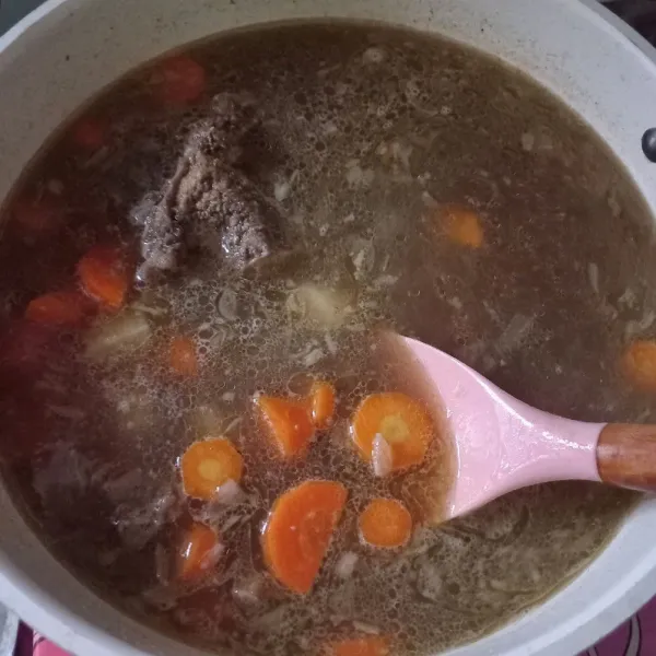 Campurkan semua bumbu, kuah kaldu, dan daging. Masaka hingga mendidih kemudian masukan kentang, masak hingga empuk, dan terakhir wortel. Masak hingga semua bahan matang.