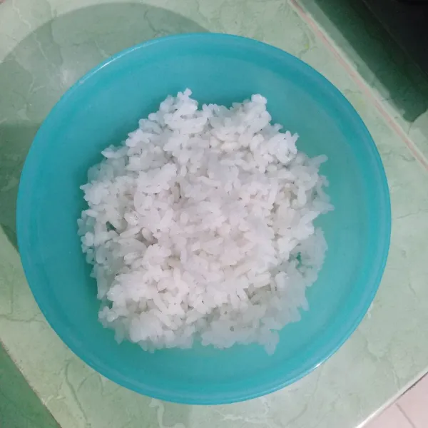 Siapkan nasi hangat.