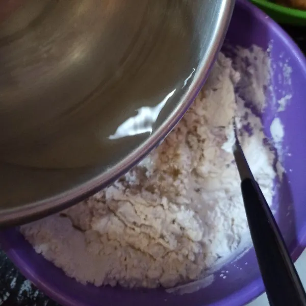 Campur tepung tapioka, tepung terigu, kaldu bubuk, lada bubuk dan garam. Beri air hangat sedikit hingga bisa dipulung sambil diaduk.