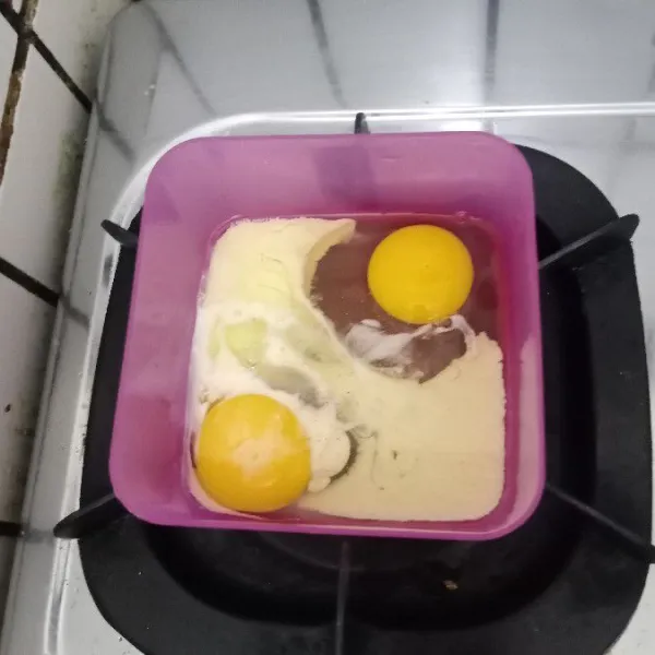Tambahkan garam, lada & susu. Kocok hingga rata