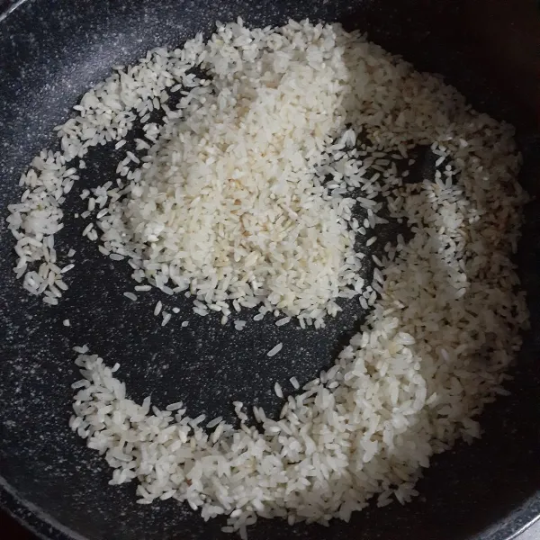 Cuci bersih beras, lalu rendam minimal 3 jam. Saring dan tiriskan. Lalu sangrai beras dengan api sedang cenderung kecil hingga agak kuning. Sisihkan.
