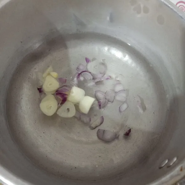 Rebus bawang merah dan bawang putih sampai air mendidih.