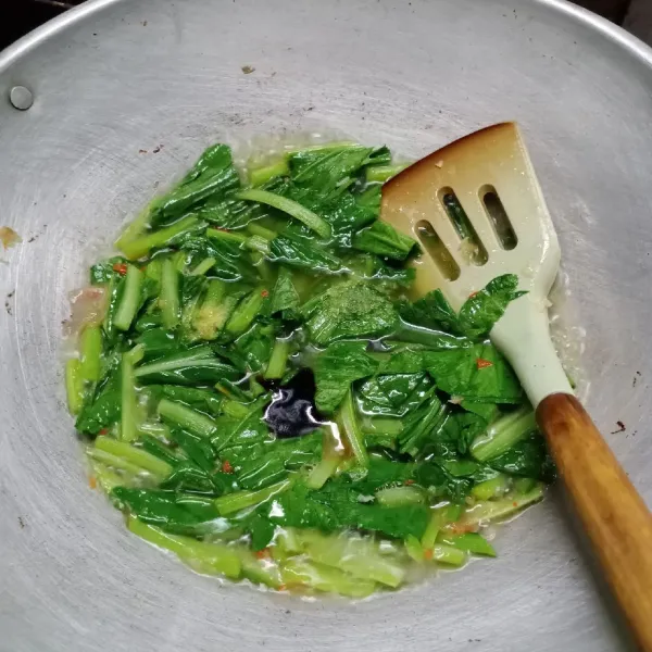 Kemudian masukkan daun caisim, garam, kaldu bubuk dan saus lada hitam. Aduk rata. Masak sampai matang. Angkat dan sajikan.