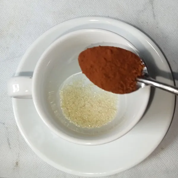 Masukkan juga kopi bubuk.