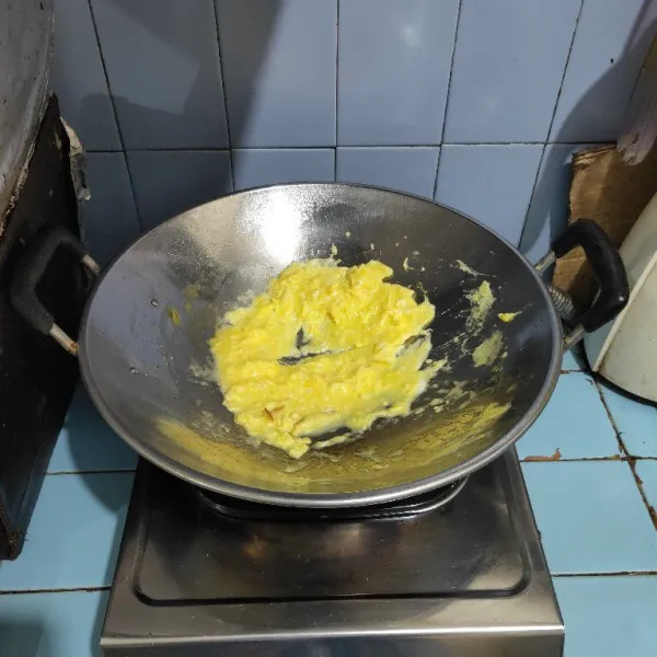 Panaskan margarin, masukkan telur, aduk orak-arik. Angkat dan sisihkan.