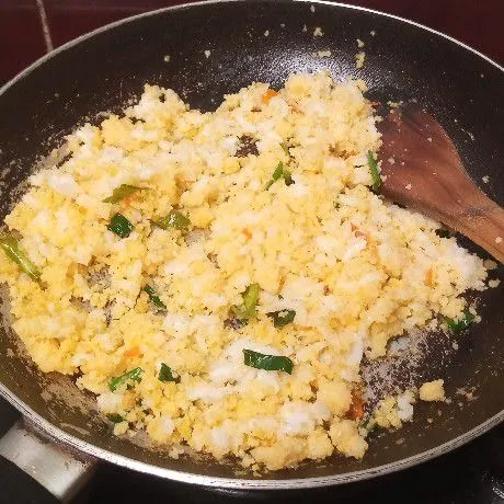 Masukkan nasi jagung dan nasi putih. Aduk-aduk hingga tercampur rata.