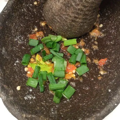 Haluskan bahan bumbu. Iris-iris daun bawang.