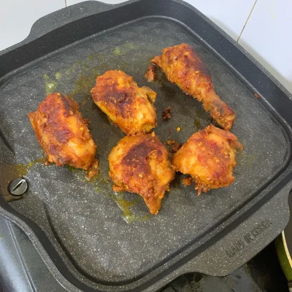 Bakar ayam dengan arang atau dengan grill pan. Sajikan dengan sisa bumbunya.