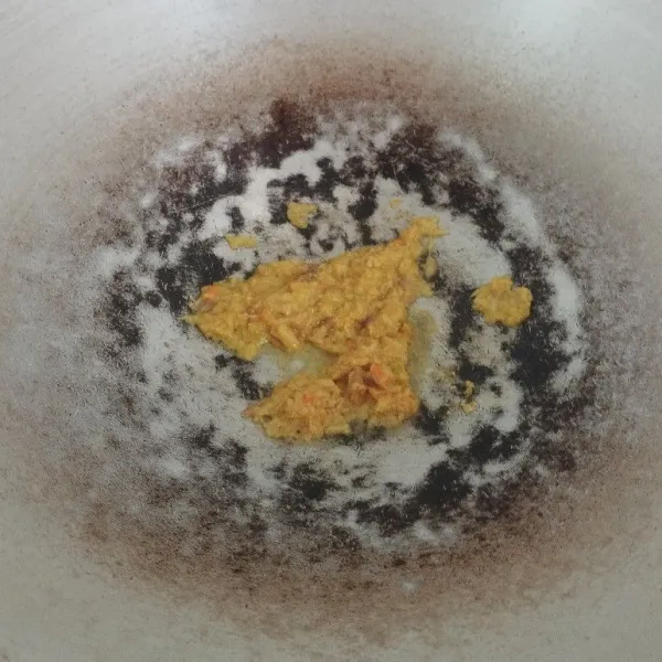 Tumis bumbu halus, tambahkan daun salam dan lengkuas.