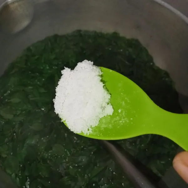 Tambahkan gula, garam dan kaldu jamur.