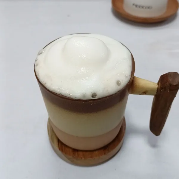 Tuang susu.