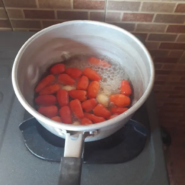 Rebus bawang putih dan cabai dengan secukupnya air hingga empuk.