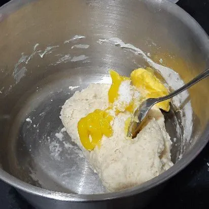 Masukkan butter dan garam, uleni hingga kalis elastis.
