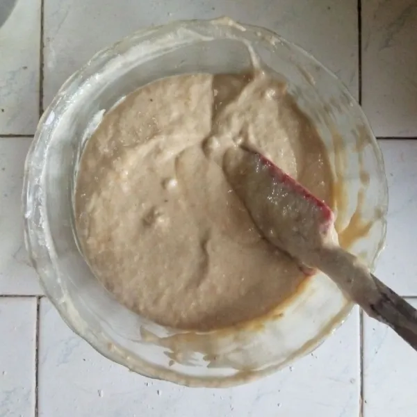 Adonan basah, campur pisang ambon, garam, larutan fiber creme, dan minyak goreng. Lalu masukkan campuran tepung mocaf, baking powder, aduk rata dan sisihkan.