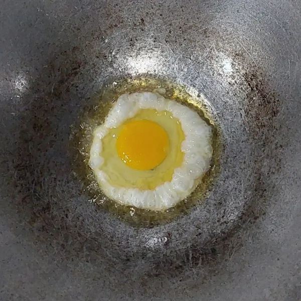 Panaskan minyak, buat telur ceplok, beri sejumput garam. Masak hingga matang. Angkat.