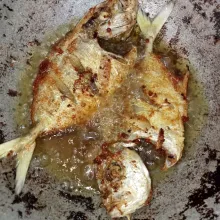 Balik ikan dan goreng ikan hingga kering kuning keemasan. Angkat, tiriskan dan sajikan.
