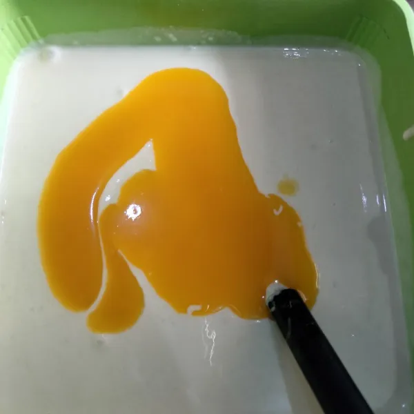 Kemudian setelah dihaluskan lalu tambahkan margarin cair, aduk sampai rata kemudian diamkan hingga 20 menit.