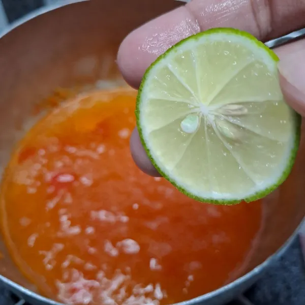 Beri air perasan jeruk nipis. Aduk rata kembali sambil koreksi rasa sesuai selera.