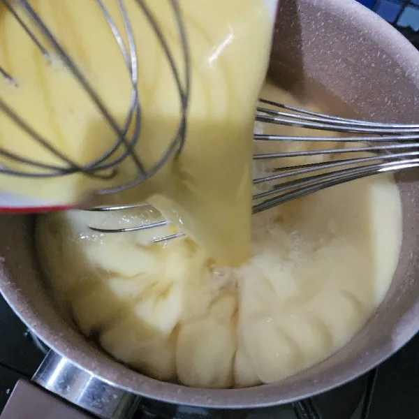 Buat vla vanila nya. Campur semua bahan kecuali butter. Masak sampai meletup. Lalu masukkan butter, aduk sampai butter leleh. Angkat biarkan dingin, siap untuk isian. Belah sus lalu isi vla, sajikan.