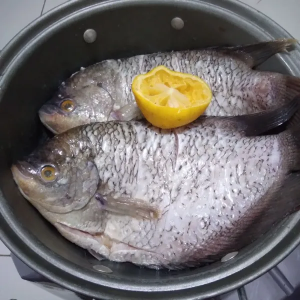 Cuci bersih ikan gurame kerat bagian badannya lalu lumuri dengan air jeruk nipis, biarkan 10 menit.