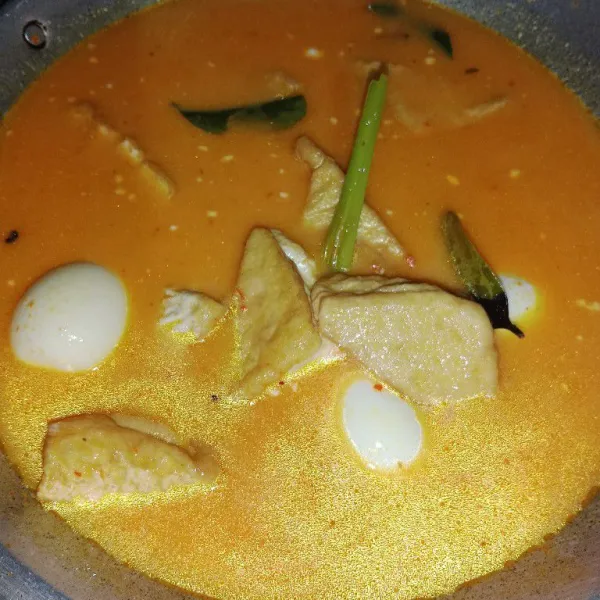 Masukan santan, telur, garam, gula, kaldu bubuk, penyedap rasa. Masak sampai mendidih lalu koreksi rasa.