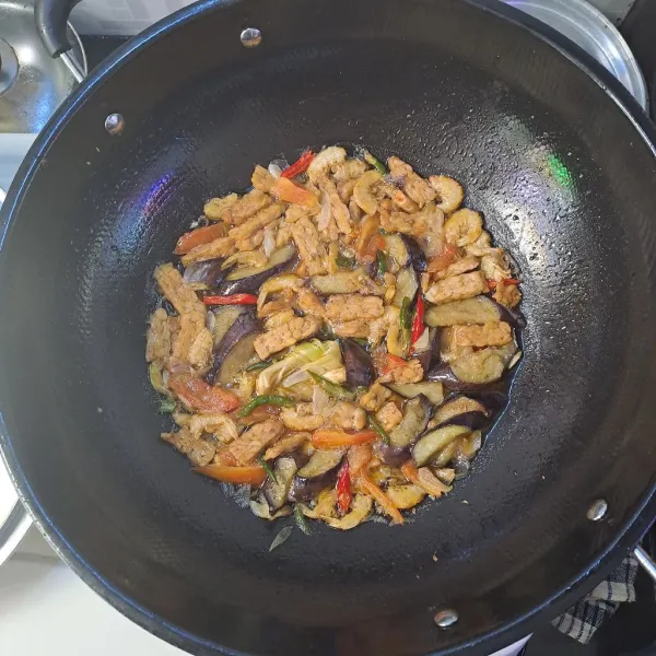Bumbui dgn garam, gula, dn saos tiram masak hingga meresap. Korekai rasa dn sajikan.