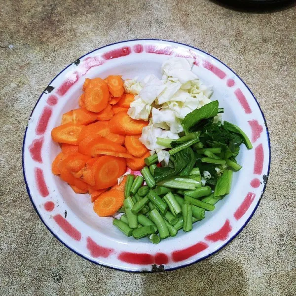 Siapkan bahan sayur wortel, kol, sawi hijau dan buncis.