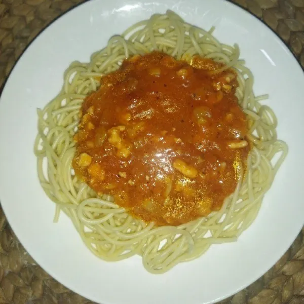 Sajikan spaghetti di piring saji, lalu tuang saus bolognese secukupnya, lalu taburi keju cheddar parut, sajikan.