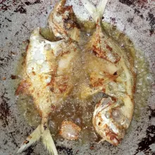 Panaskan minyak secukupnya lalu masukkan ikan.