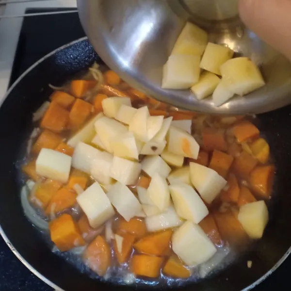 Masukkan wortel lalu kentang, tambahkan dan bumbu kare, aduk rata. Masak hingga matang dan air menyusut, angkat, sisihkan dulu.
