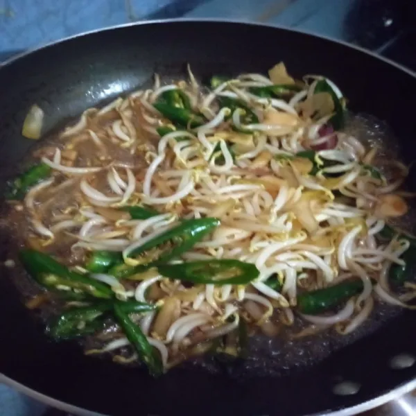 Bumbui dengan garam, gula, kaldu bubuk dan kecap. Apabila terlihat kering, boleh ditambah dengan sedikit air.