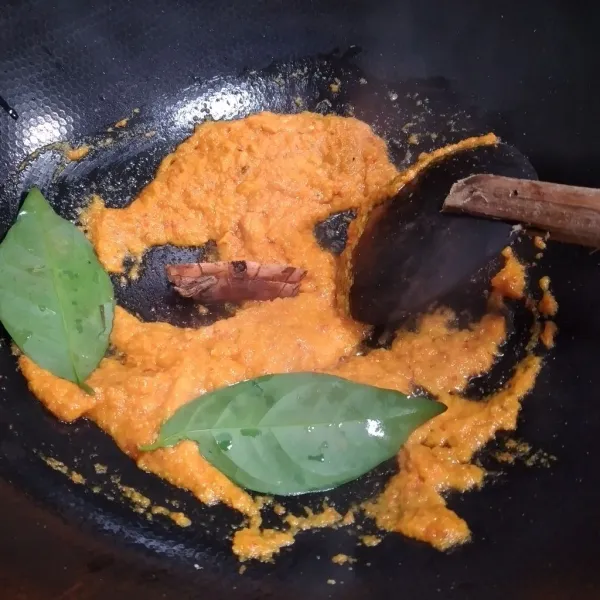 Tumis bumbu halus dengan minyak bekas menggoreng cabe bersama dengan 2 lembar daun salam dan lengkuas hingga harum dan bumbu matang.