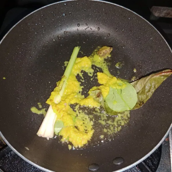 Tumis bumbu halus, serai, daun jeruk, daun salam, dan lengkuas sampai harum dan layu