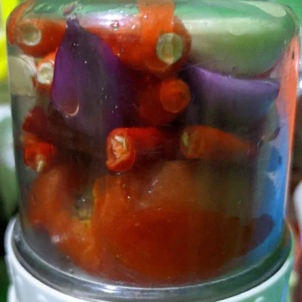 Potong-potong cabai, bawang dan tomat. Masukkan dalam gelas blender.