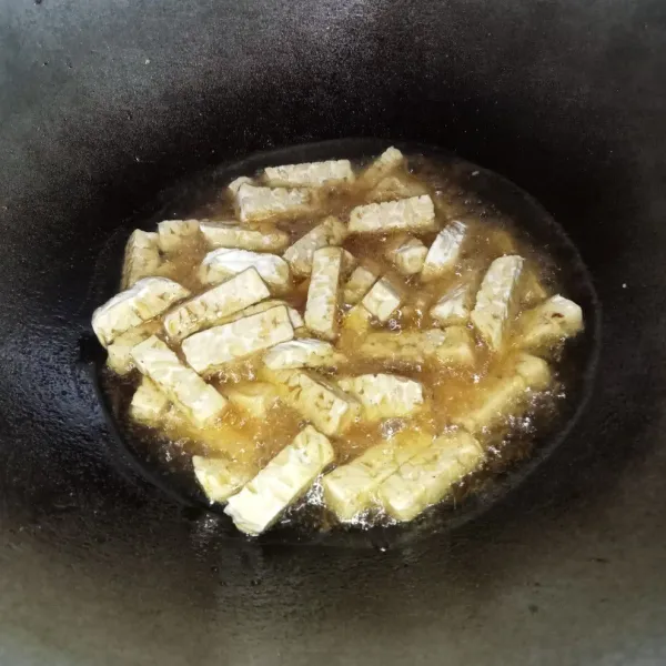 Potong-potong tempe dan goreng sampai matang, angkat dan tiriskan.