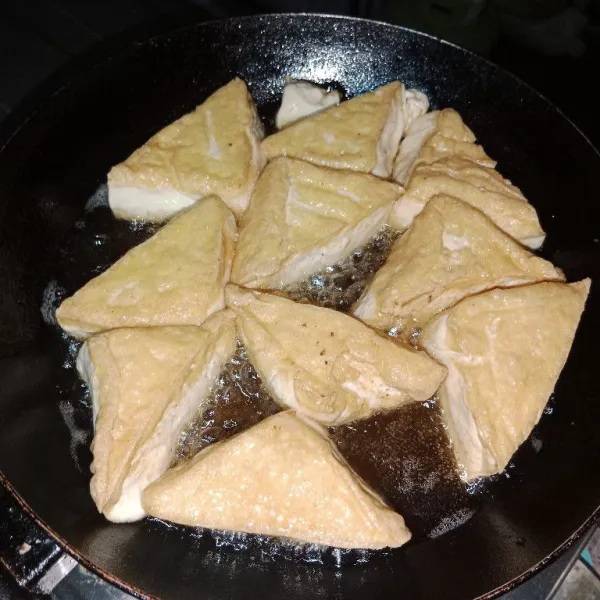 Potong tahu menjadi 2 lalu goreng sampai berkulit.