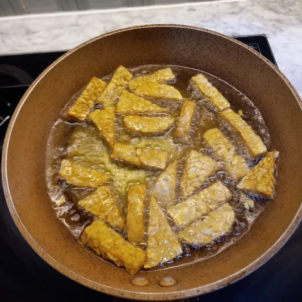 Goreng tempe sampai golden brown