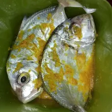 Tuang bumbu halus, tambahkan air, garam dan kaldu jamur.