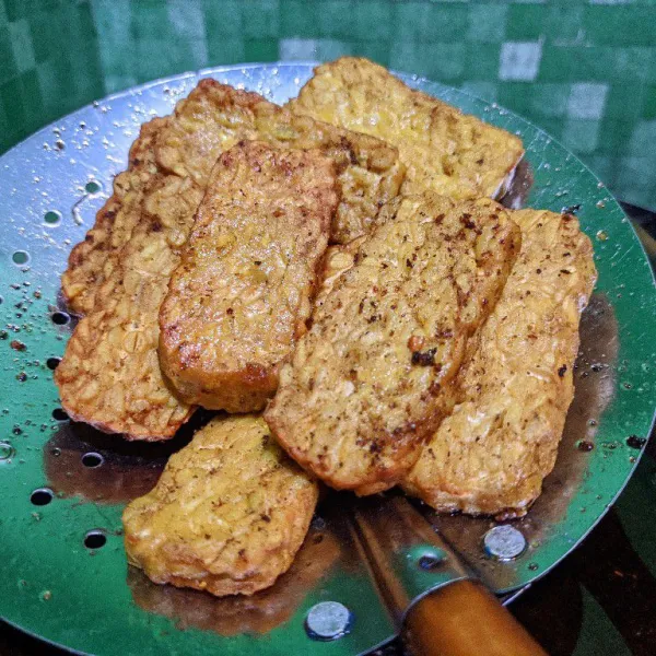 Angkat dan tiriskan tempe goreng.